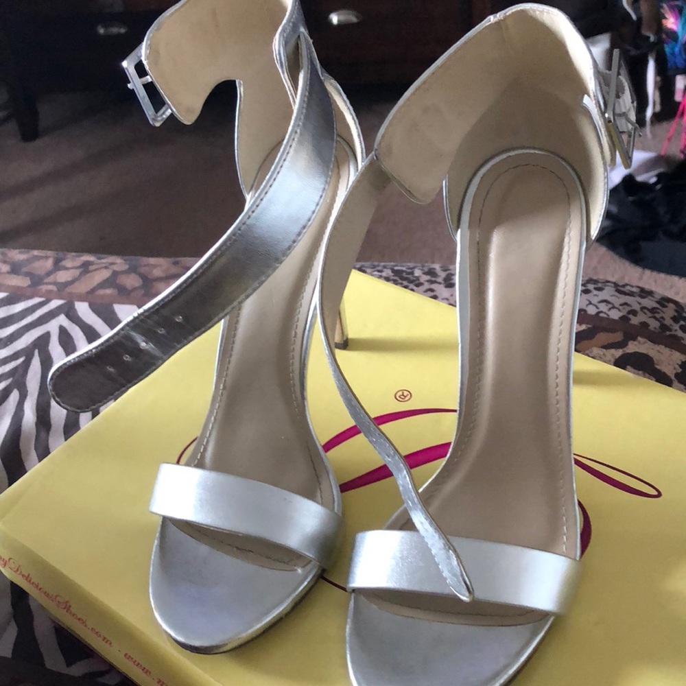 Open toe strappy sandals
